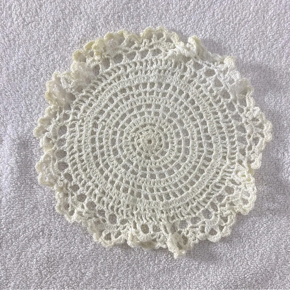 Vintage Handmade Pink & Cream Crochet Lace Round Doilies X2 - Picture 5 of 10